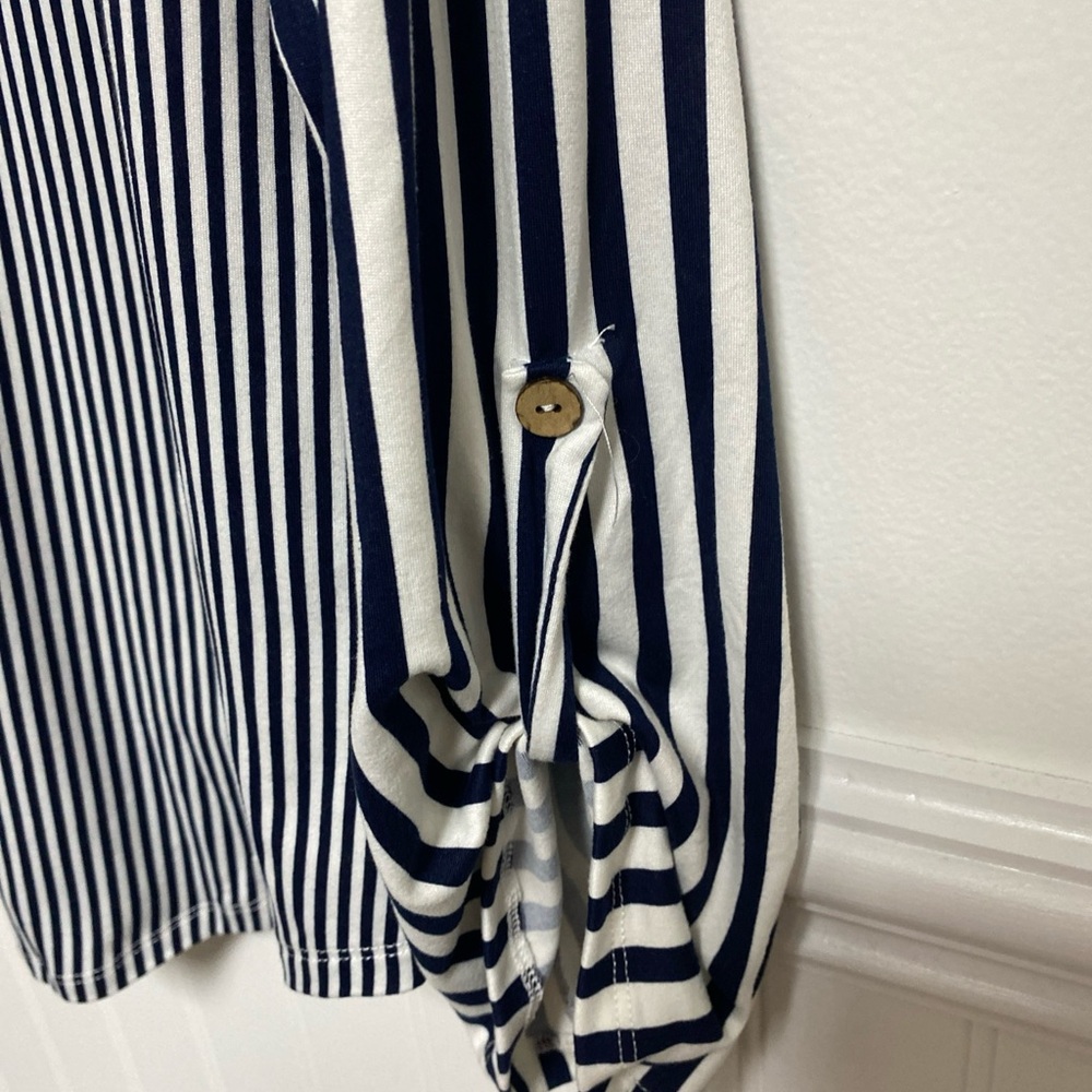 Above and Beyond Women’s Stripe Long Sleeve Front and Back Buttons Size 2 X - Picture 6 of 8